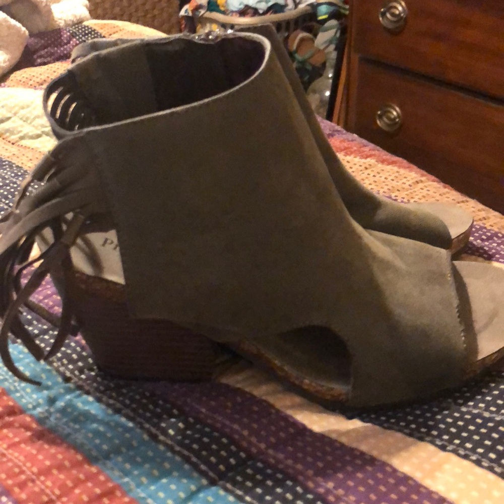Pierre Dumas booties,size 6.5, fits like a 7
